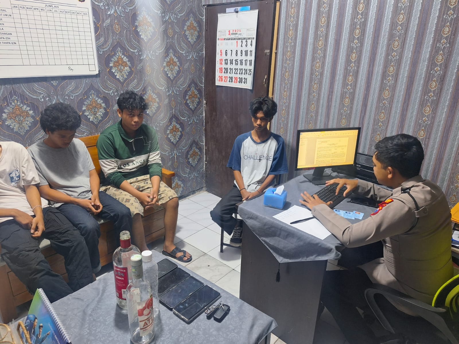 Asyik Pesta Miras, 4 Remaja di Mojokerto Diciduk Polisi