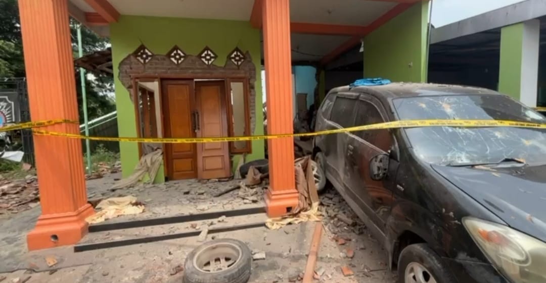 Antisipasi Potensi Ledakan Susulan Tim Jihandak Polda Jatim Amankan Lokasi Ledakan di Mojokerto