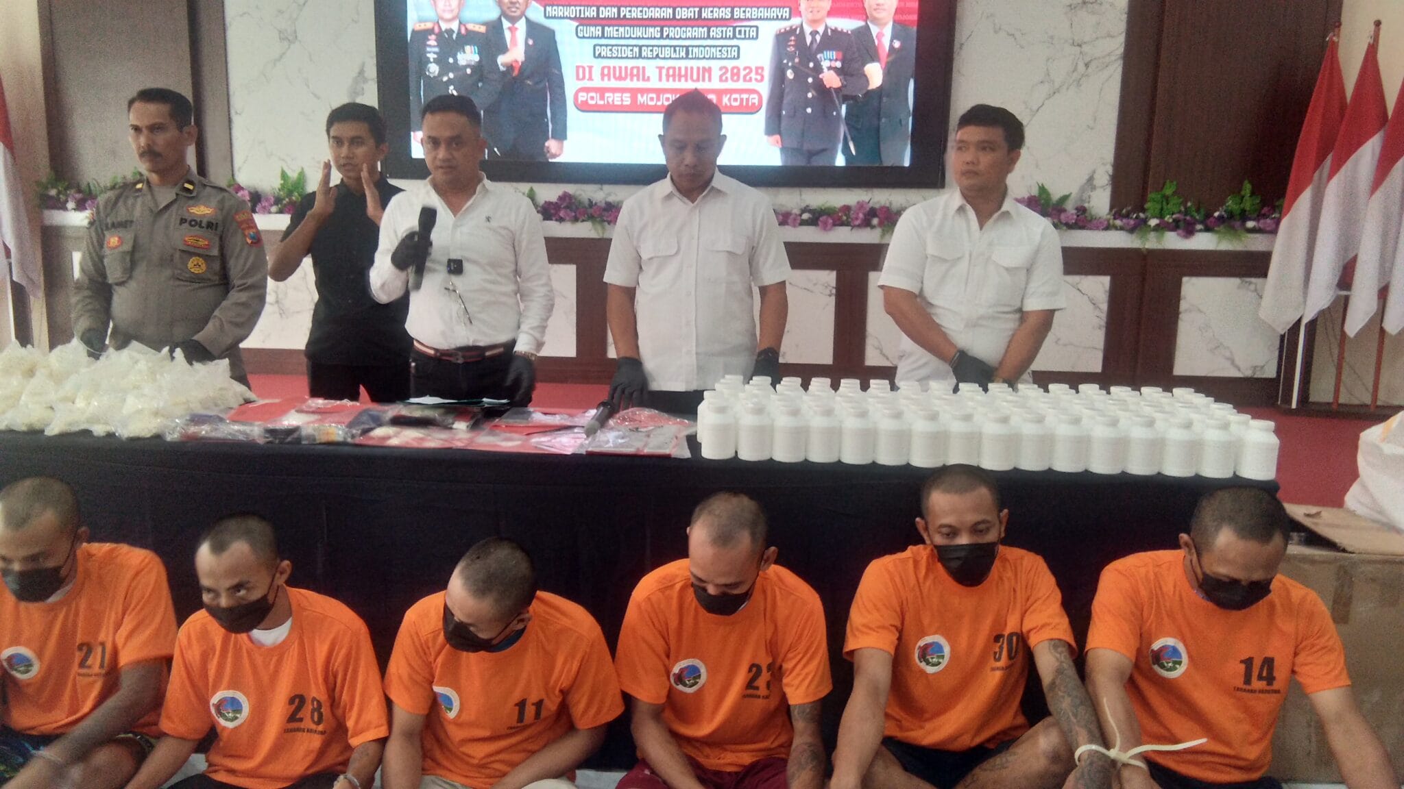 Polres Mojokerto Kota Berhasil Amankan 7 Tersangka Ratusan Ribu Pil Doble L dan Sabu Senilai Setengah Miliar