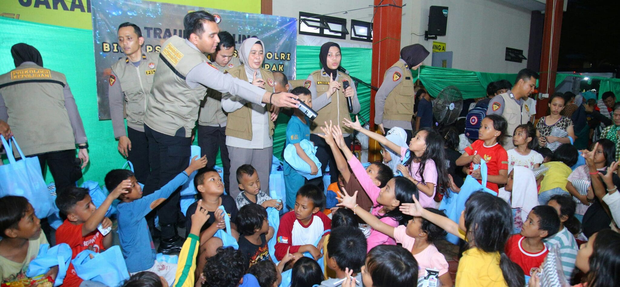 Polisi Dirikan Dapur Lapangan dan Bantuan Trauma Healing Untuk Korban Kebakaran di Kebon Kosong Jakarta