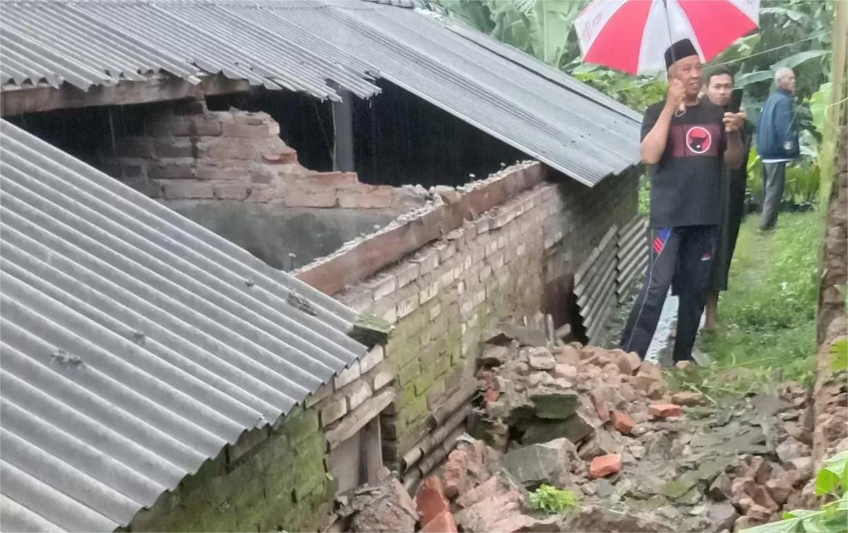 Tertimpa Tembok Satu Keluarga Warga Cembor Pacet Mengalami Patah Tulang