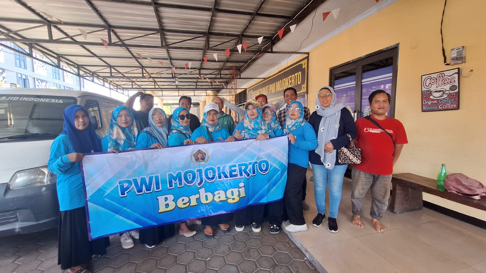 Aksi Sosial Jumat Berkah, PWI Mojokerto dan Warung Berkah SYD Salurkan 200 Nasi Kotak