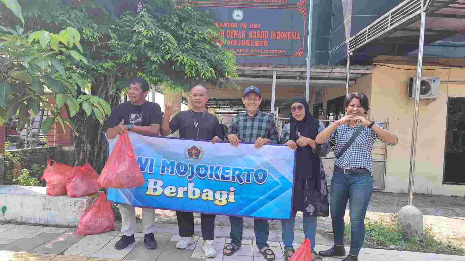 Jumat Berkah PWI Mojokerto Raya, 100 Nasi Bungkus Ludes dalam Hitungan Menit