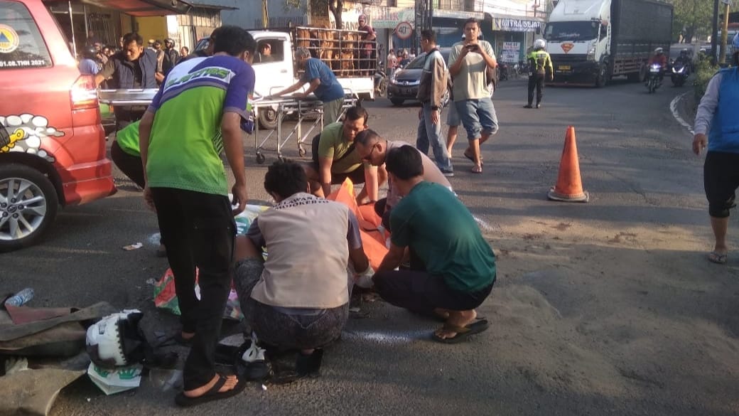 Kakek dan Cucu Tewas Tertabrak Truk Saat Berangkat Sekolah di Mojosari