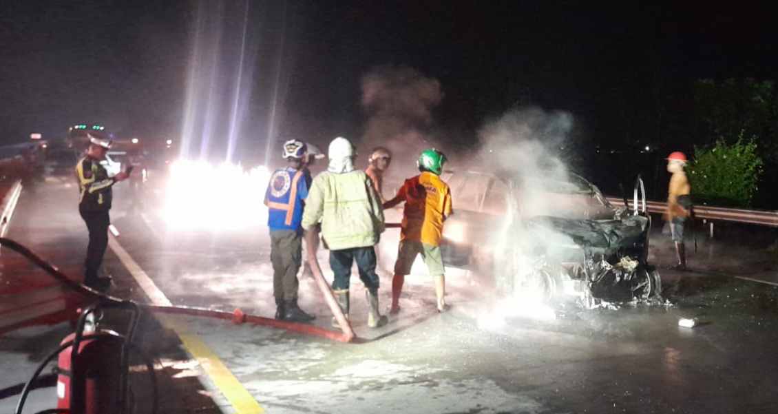 Tim Gabungan Padamkan Kebakaran Mobil di Tol Mojokerto, 3 Orang Alami Luka