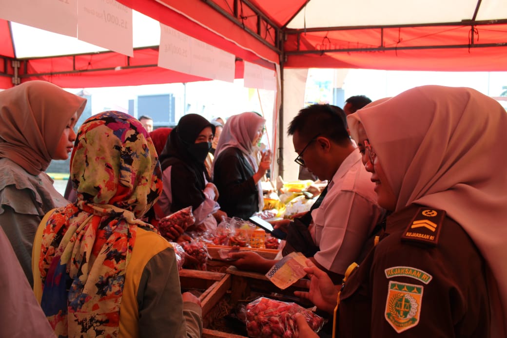 Pasar Murah di Kejari Kota Mojokerto Diserbu Warga, Harga Sembako Miring Jadi Buruan