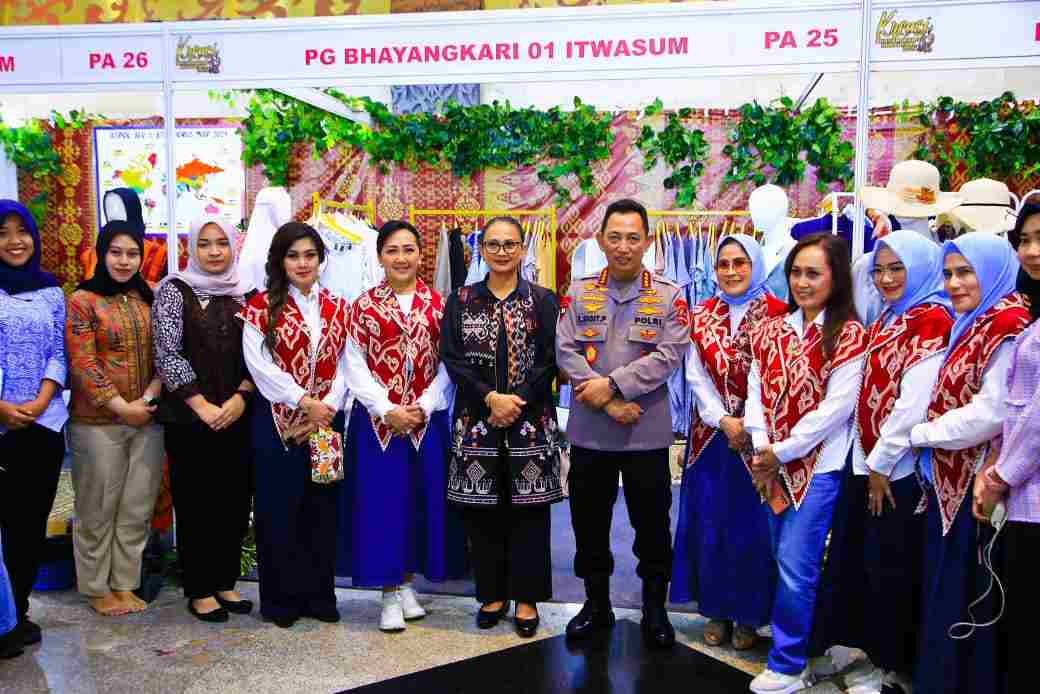 Kapolri Tinjau Bazar Bhayangkari Nusantara 2025 : 548 Stand UMKM Ramaikan JCC, Ibu Selvi Gibran Beri Apresiasi
