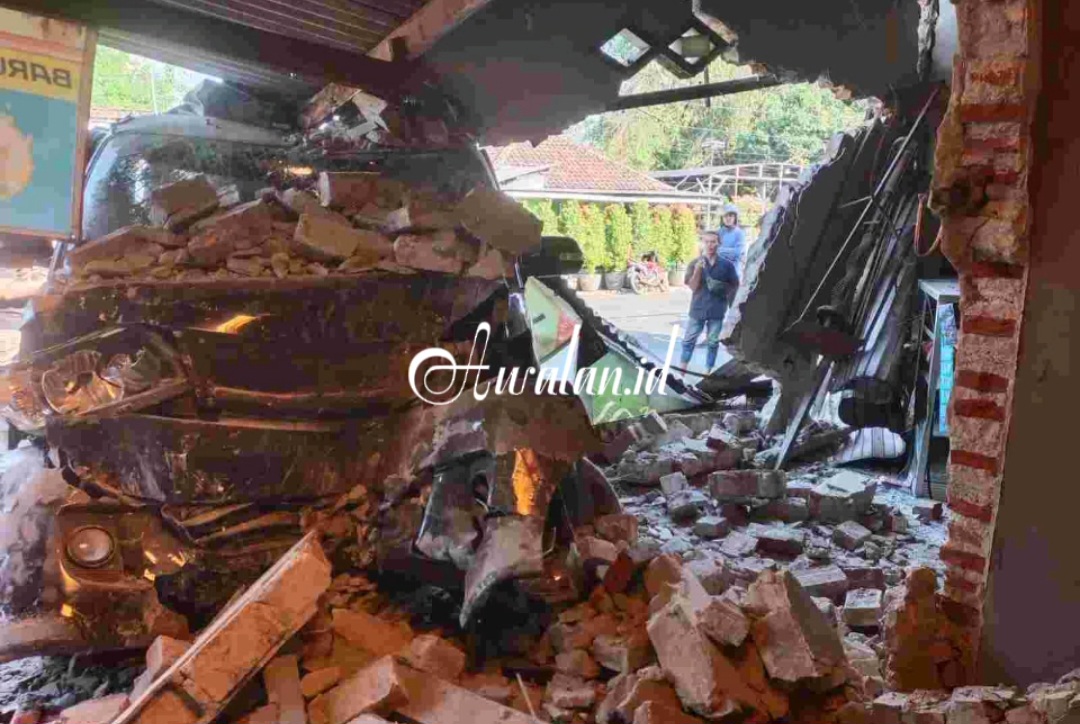 Diduga Mengantuk, Mobil Luxio Tabrak Rumah Warga di Dlanggu Mojokerto