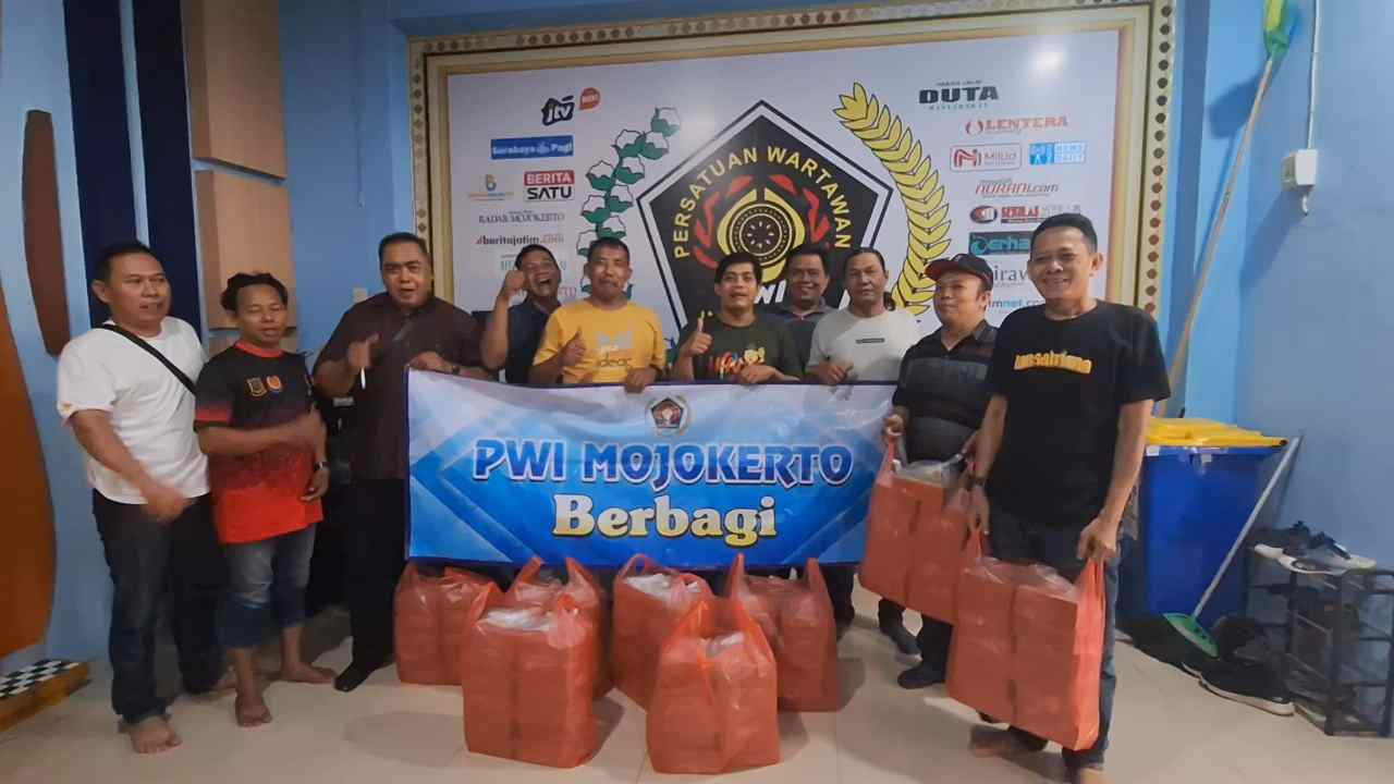 Jumat Berkah, PWI Mojokerto Gandeng Sekwan DPRD Jatim Bagikan Ratusan Nasi Kotak