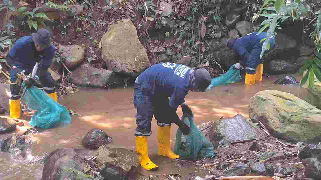 152 Mahasiswa Internasional Bersihkan Sungai di Mojokerto, iCOP 2025 Gaet Sungai Watch