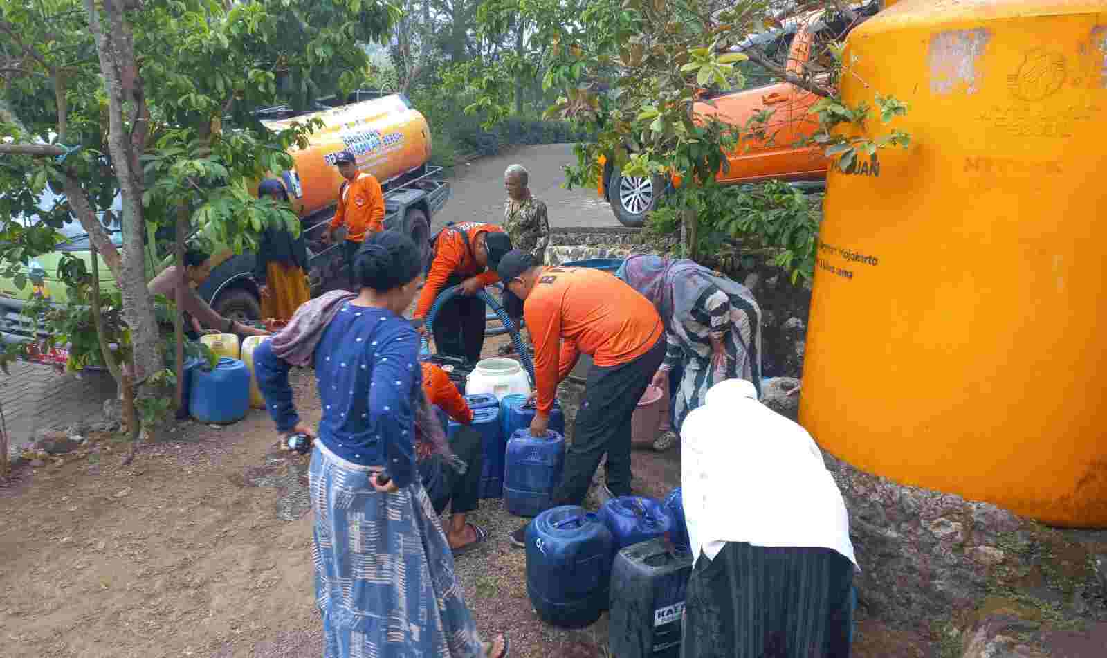 Kemarau Panjang, Warga Mojokerto di Kaki Gunung Penanggungan Antre Air Bersih 