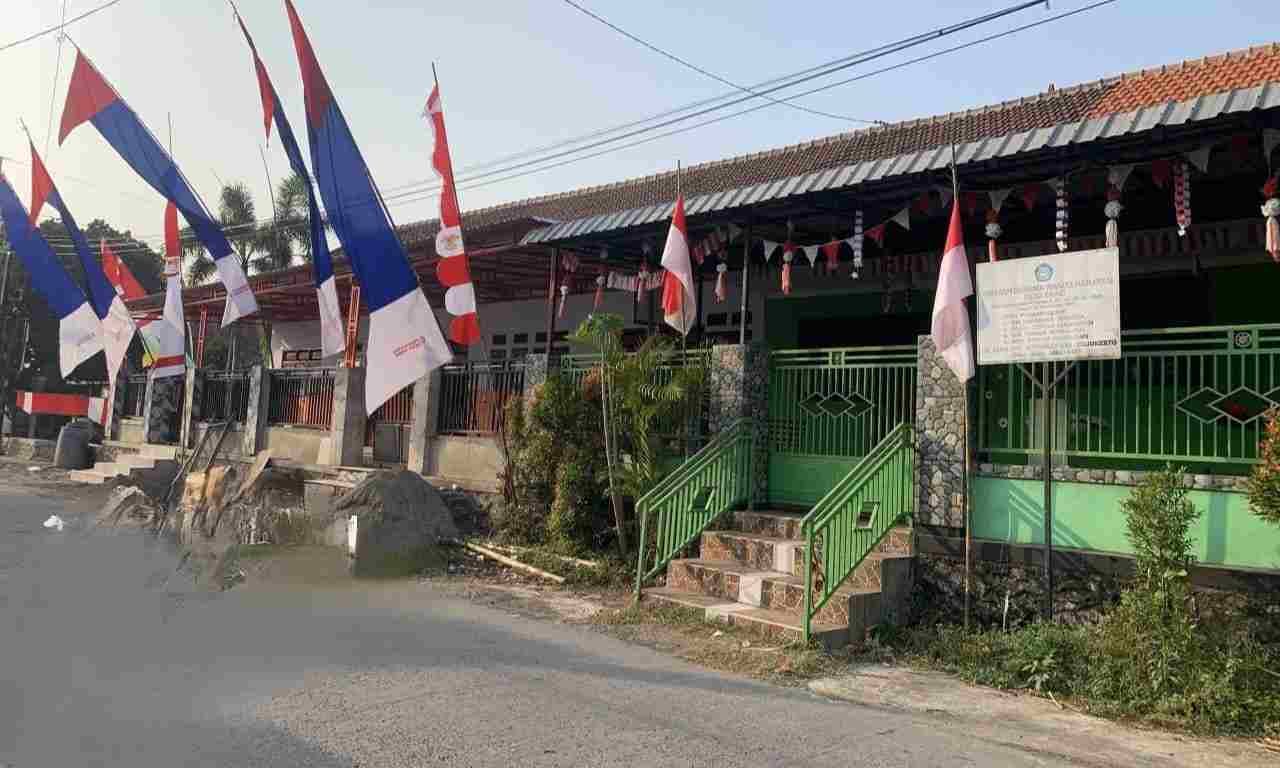Warga Desa Sawo Protes Tangga TK yang Makan Jalan, Ancam Bongkar Sendiri