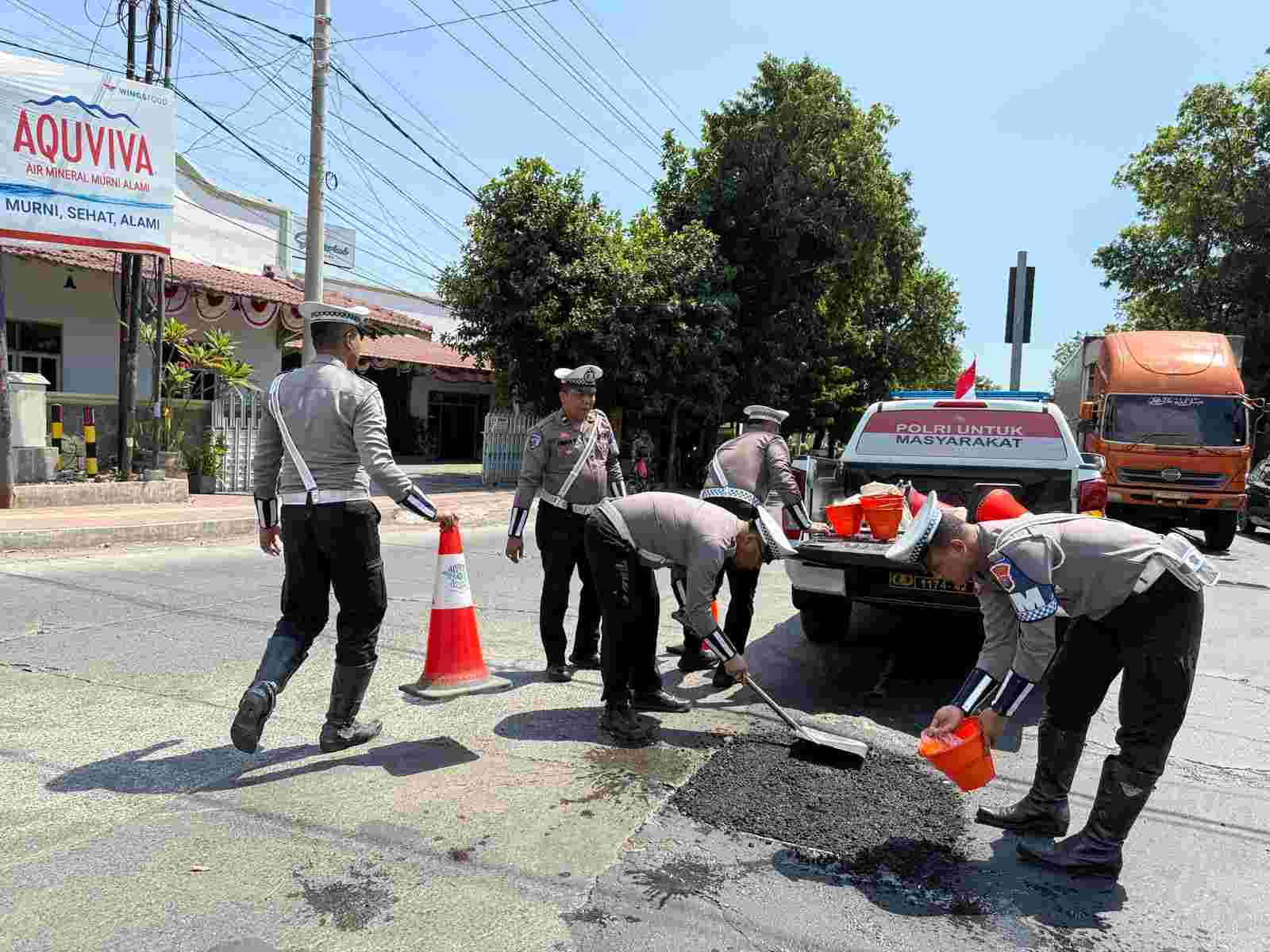 Satlantas Polres Situbondo Tambal Jalan Berlubang untuk Cegah Kecelakaan