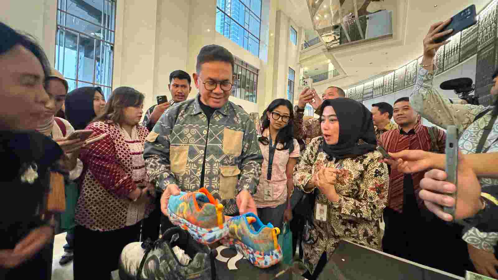 Dari Bengkel Kecil ke Panggung Nasional, Sepatu ‘Awake’ Mojokerto Jadi Sorotan Menteri Perdagangan