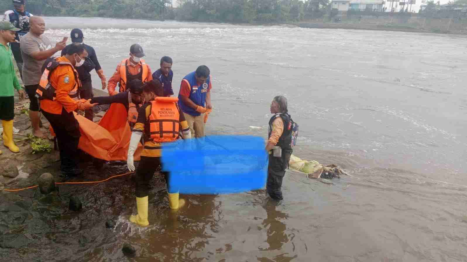 Mayat Diduga Pemancing Hilang Ditemukan Mengambang di Sungai Brantas