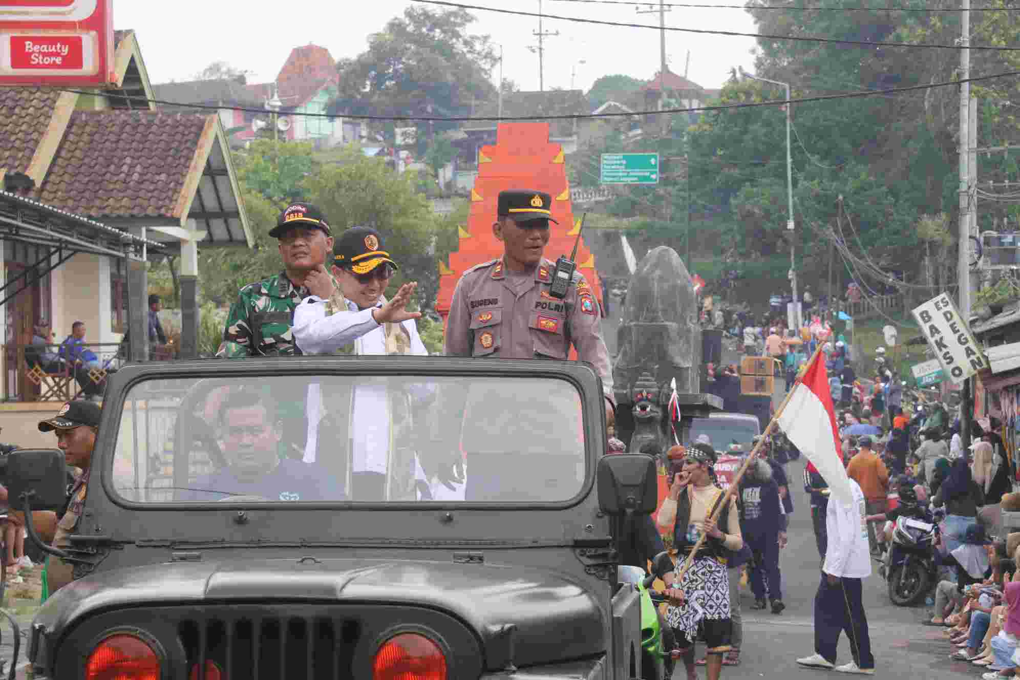 Bupati Mojokerto Apresiasi Kreativitas Warga di Pawai Budaya Trawas
