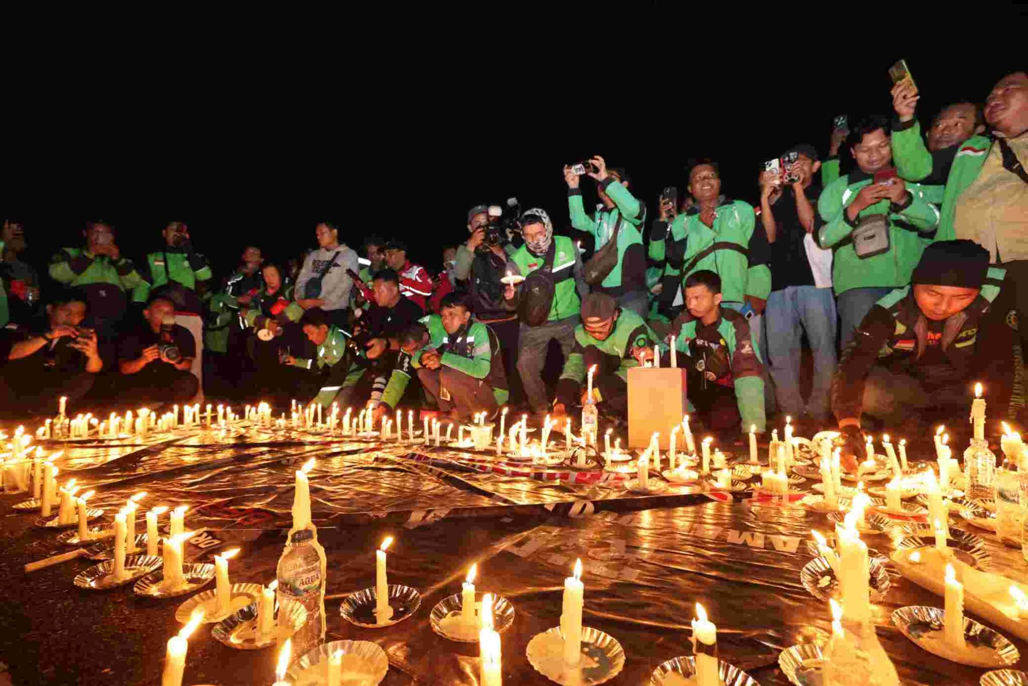 Ribuan Lilin Menyala, Driver Ojol Gelar Aksi Damai di Mapolda Jatim untuk Affan Kurniawan