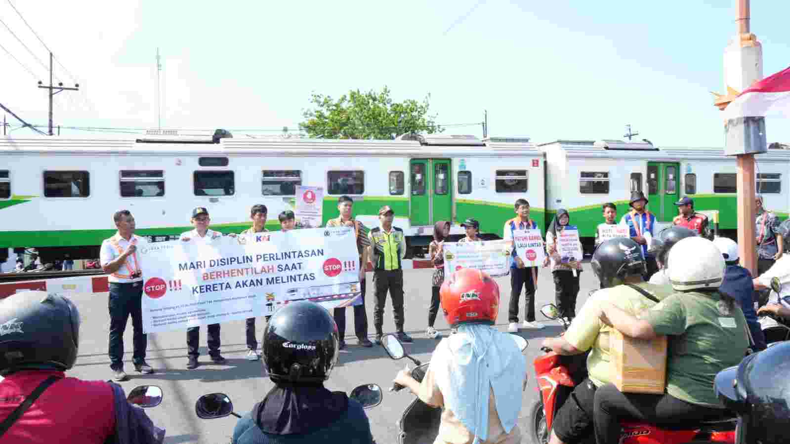 KAI Daop 8 Surabaya Gelar Sosialisasi Keselamatan di Perlintasan Sebidang Mojokerto