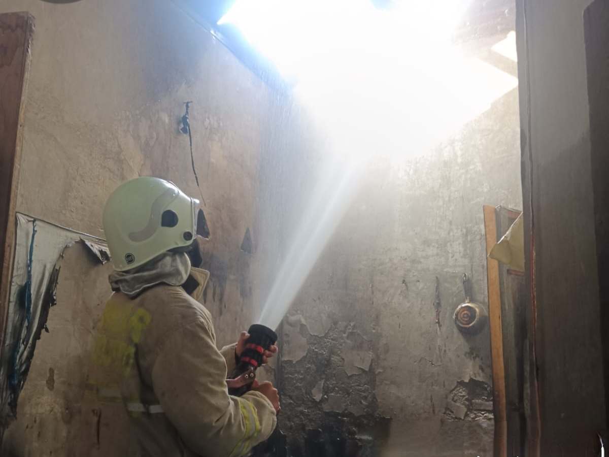 Dapur Rumah Warga di Kutorejo Terbakar, Damkar Mojokerto Gerak Cepat Padamkan Api