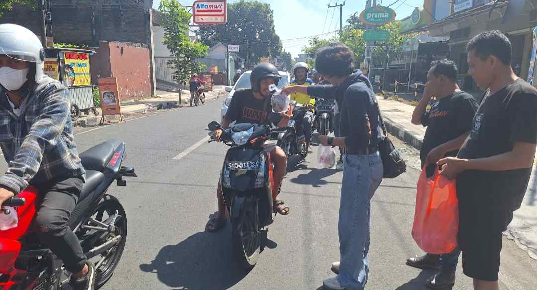 Wartawan di Mojokerto Turun Langsung Bagikan 100 Nasi Kotak