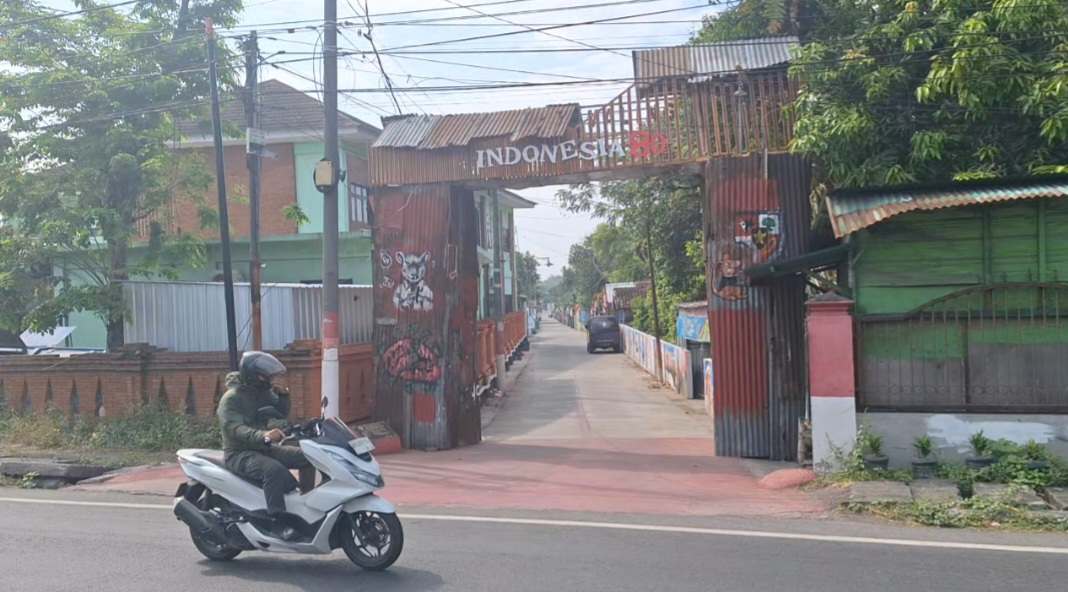 HUT ke 80 RI, Warga Kedungmaling Mojokerto Bangun Gapura Antikorupsi dari Seng Bekas 