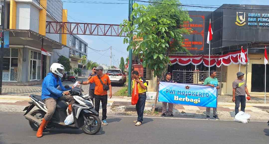 PWI Mojokerto Gelar Jumat Berkah, Wartawan Berbagi Ratusan Nasi Bungkus kepada Pengguna Jalan