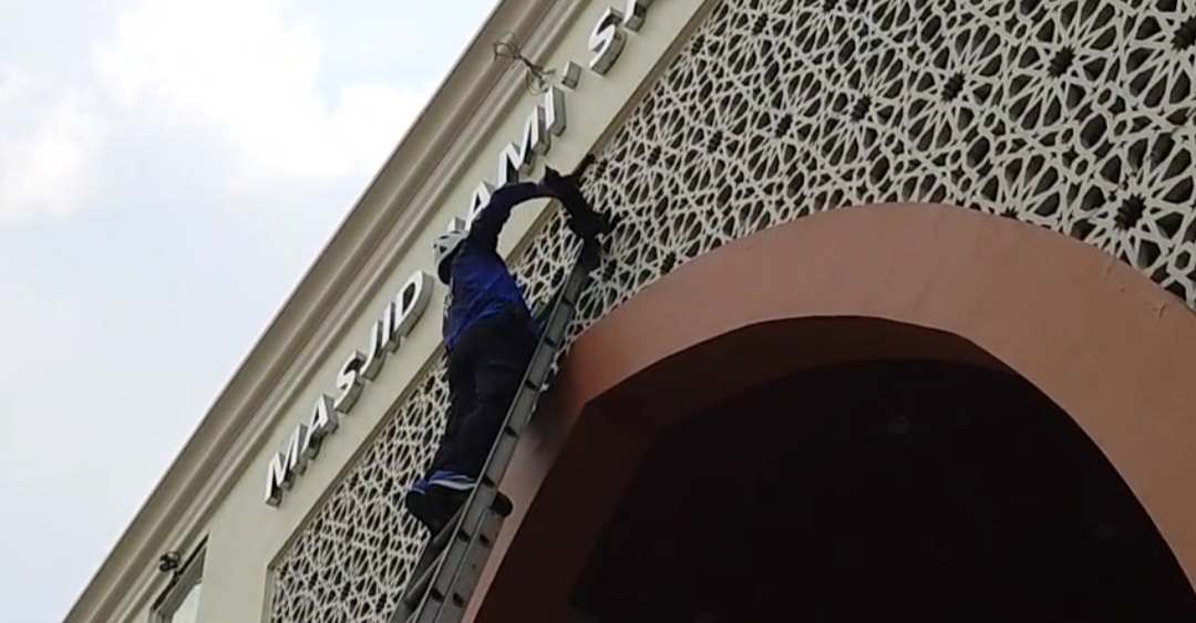 Drama Kucing Hitam di Ornamen Masjid, Damkar Mojokerto Turun Tangan