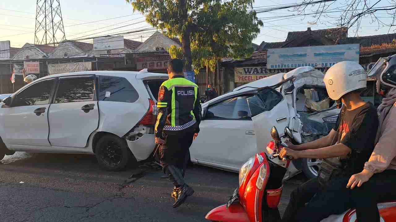 Truk Tabrak Beruntun di Simpang Lima Kenanten, Lalin Mojokerto Sempat Tersendat