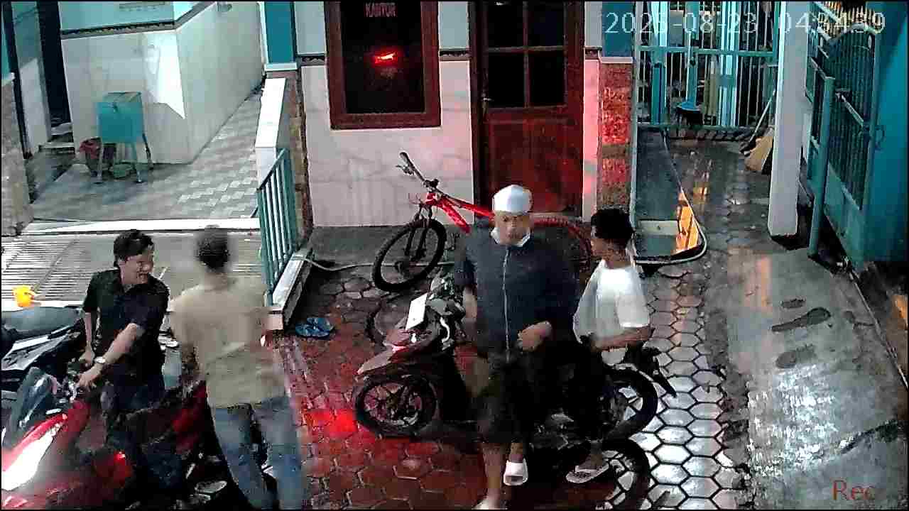 Nekat! Dua Motor Jemaah Raib saat Salat Subuh di Masjid Depan Polsek Pungging Mojokerto