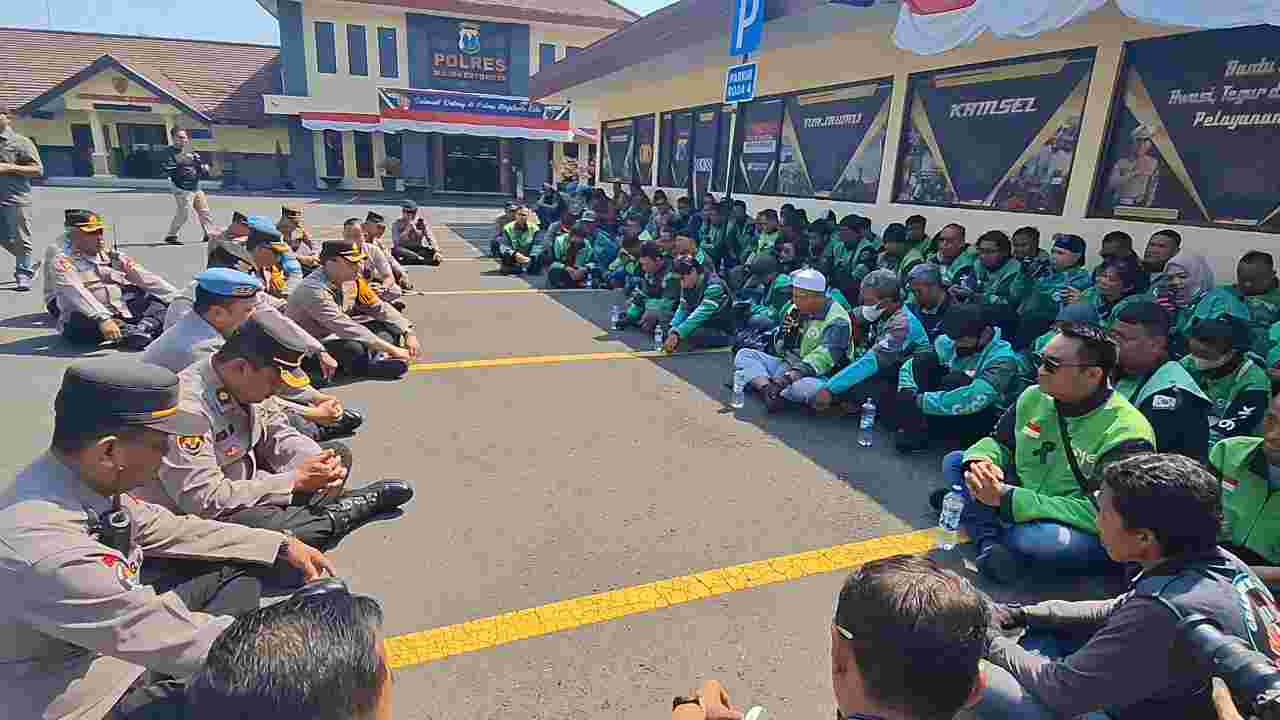 Polres Mojokerto Kota dan Ratusan Driver Ojol Gelar Doa Bersama untuk Almarhum Affan Kurniawan