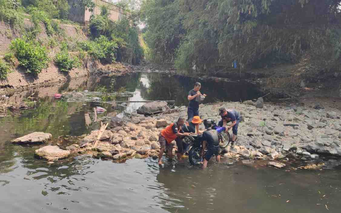 Pengendara Motor Terjun ke Sungai di Bangsal Mojokerto