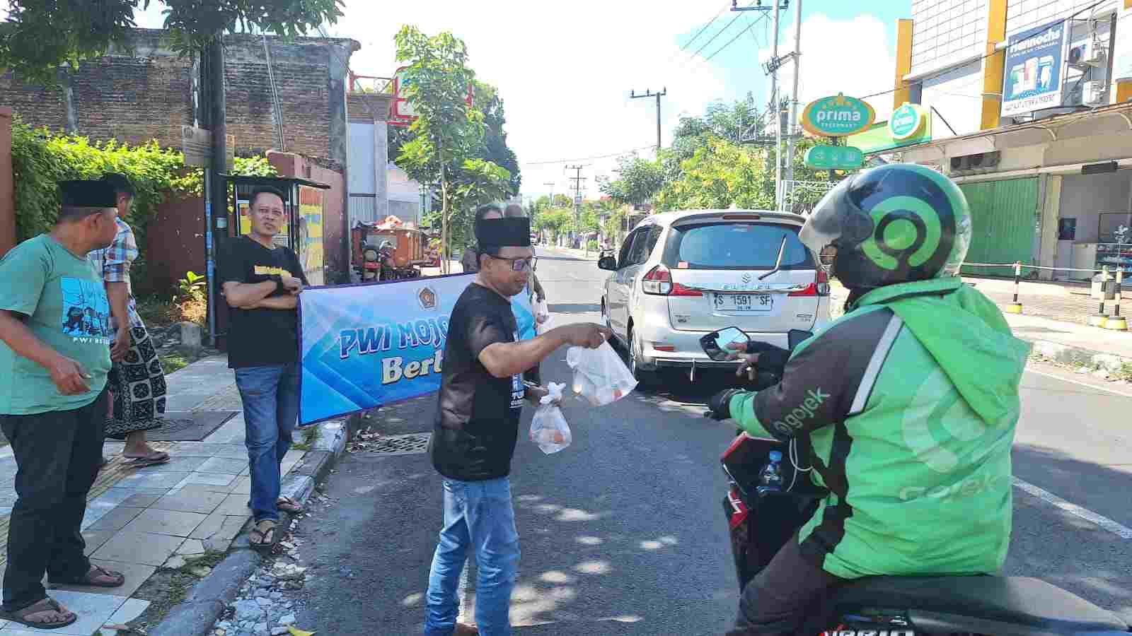 Gandeng PT Pupuk Indonesia, PWI Mojokerto Bagikan Ratusan Nasi Bungkus