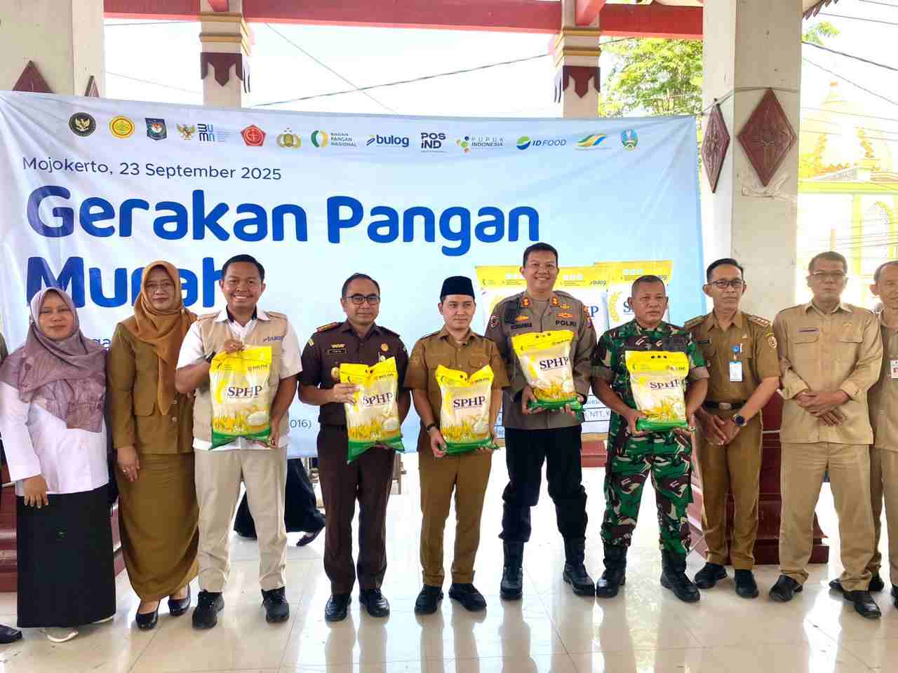 Warga Dawarblandong Mojokerto Antusias Beli Sembako Harga Terjangkau di Gerakan Pangan Murah