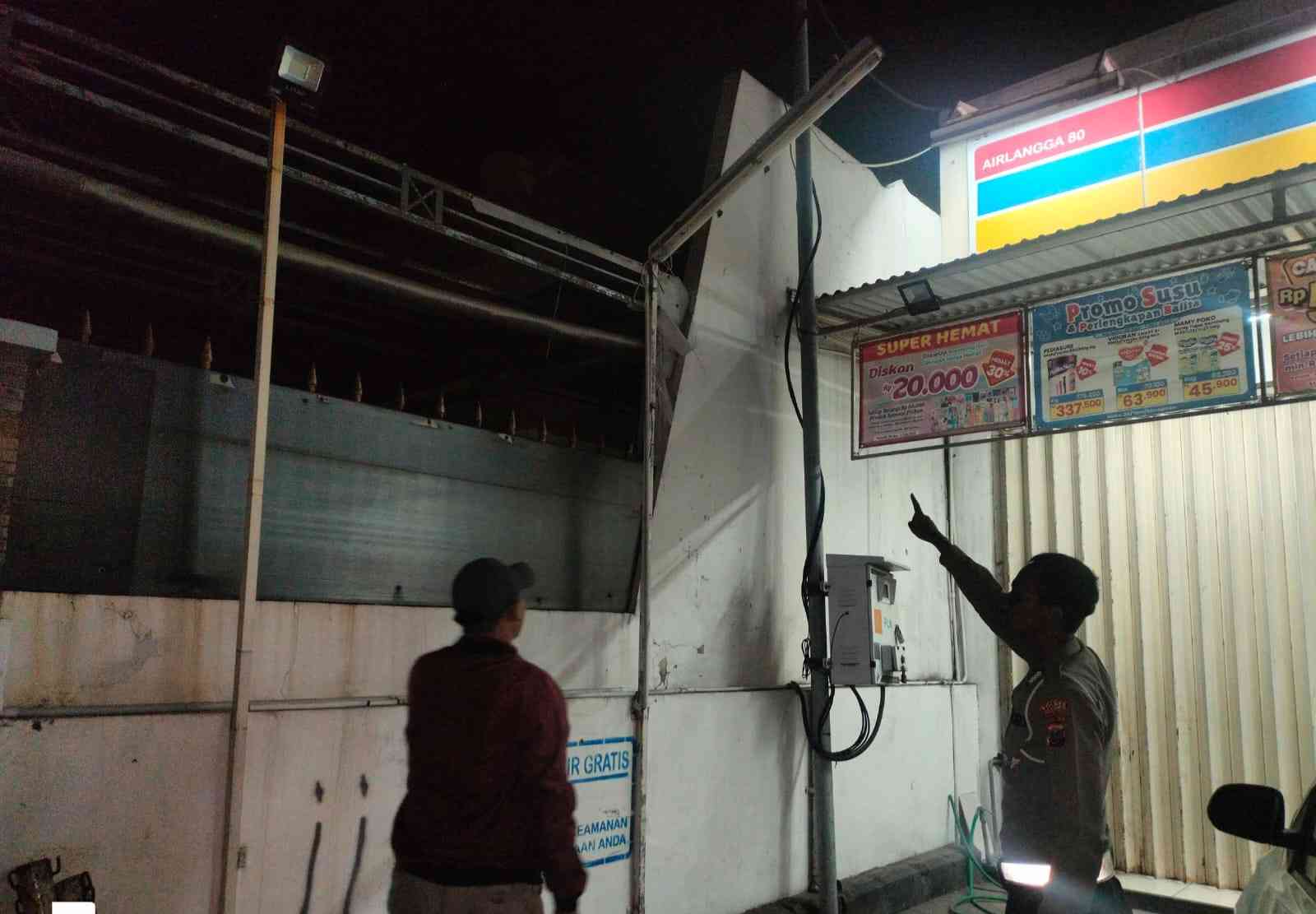 Maling Rokok di Mojokerto Tertangkap Saat Bersembunyi di Atap Plafon Minimarket