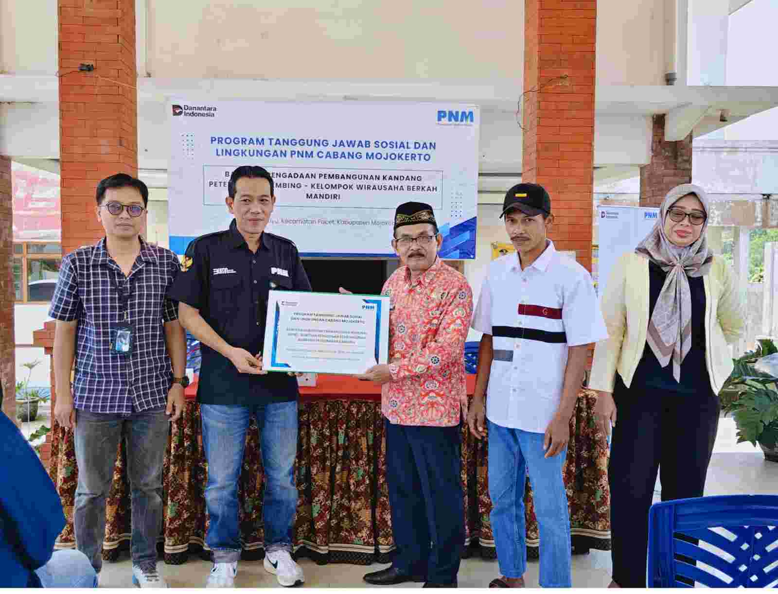 PNM Peduli Dukung Kesejahteraan Kelompok Ternak melalui Pembangunan Kandang Modern di Mojokerto