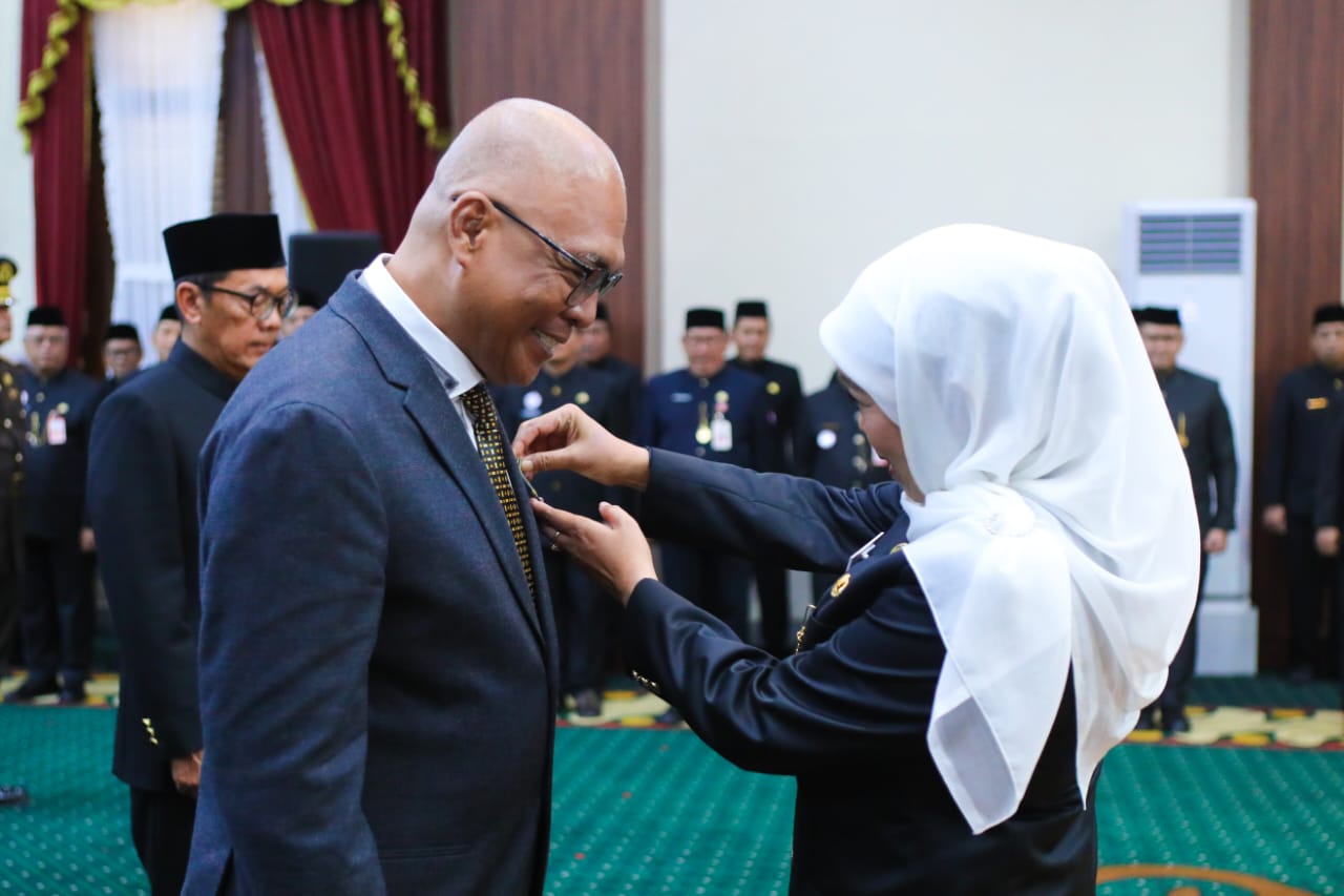 Ketua Umum PWI Pusat Akhmad Munir Terima Lencana Kehormatan “Jer Basuki Mawa Beya” dari Gubernur Jatim