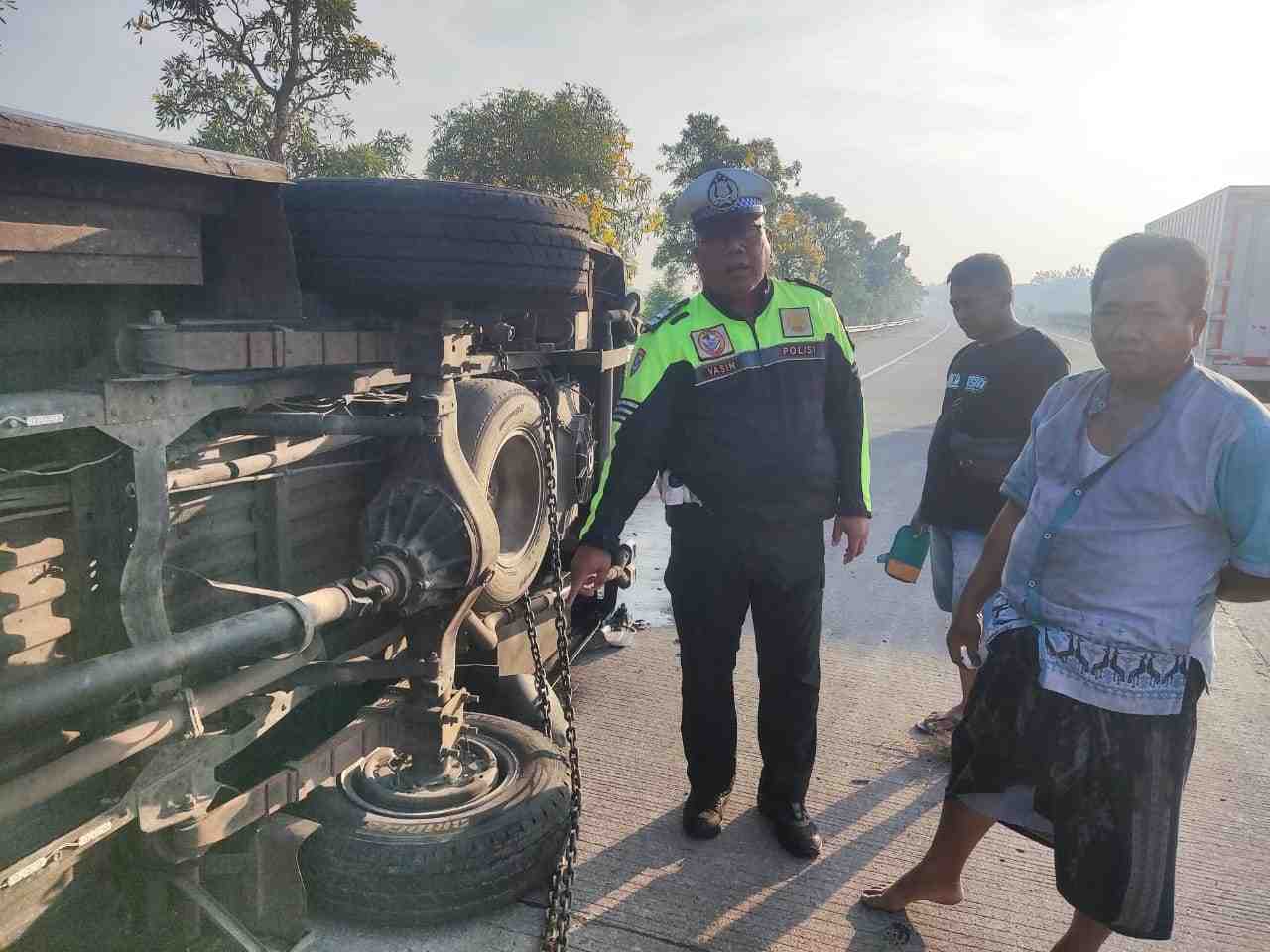 Pecah Ban, Minibus Terguling di Tol Jomo