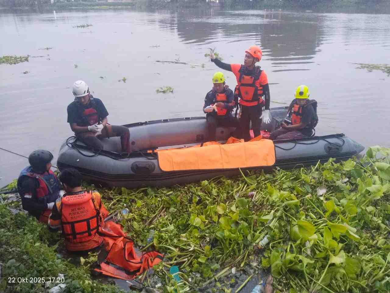 Tim Gabungan Evakuasi Jenazah Perempuan dari Sungai Brantas di Dam Rolak Songo