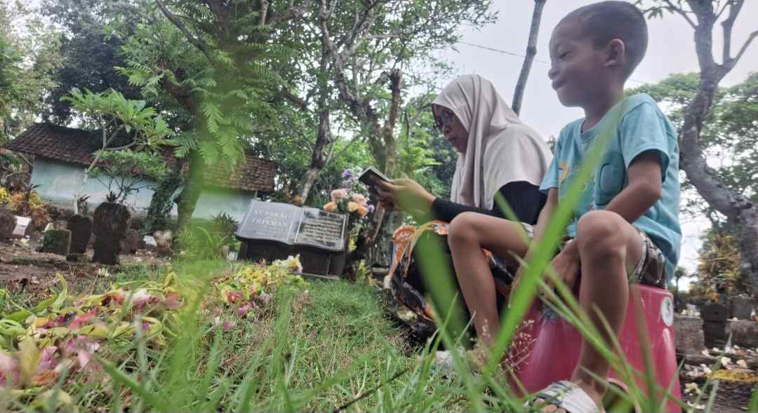 Tradisi Jumat Legi, Warga Ramaikan Makam untuk Nyekar