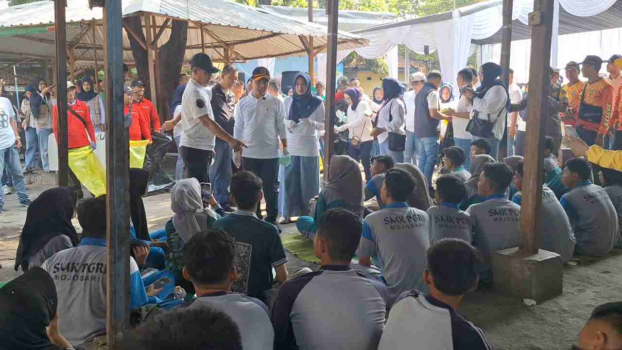Resik-resik Pasar, Aksi Puncak World Cleanup Day di Pasar Raya Mojosari Mojokerto