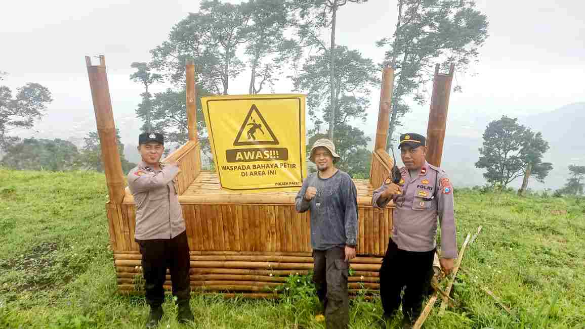 Polsek Pacet Pasang Banner Himbauan Waspada Bahaya Petir di Bukit Bodoh Gede