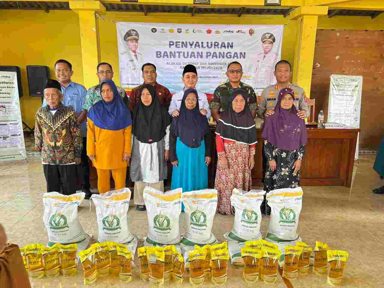 Bapanas Melalui Pemkab Mojokerto dan Bulog Salurkan Bantuan Pangan untuk 85.798 PBP