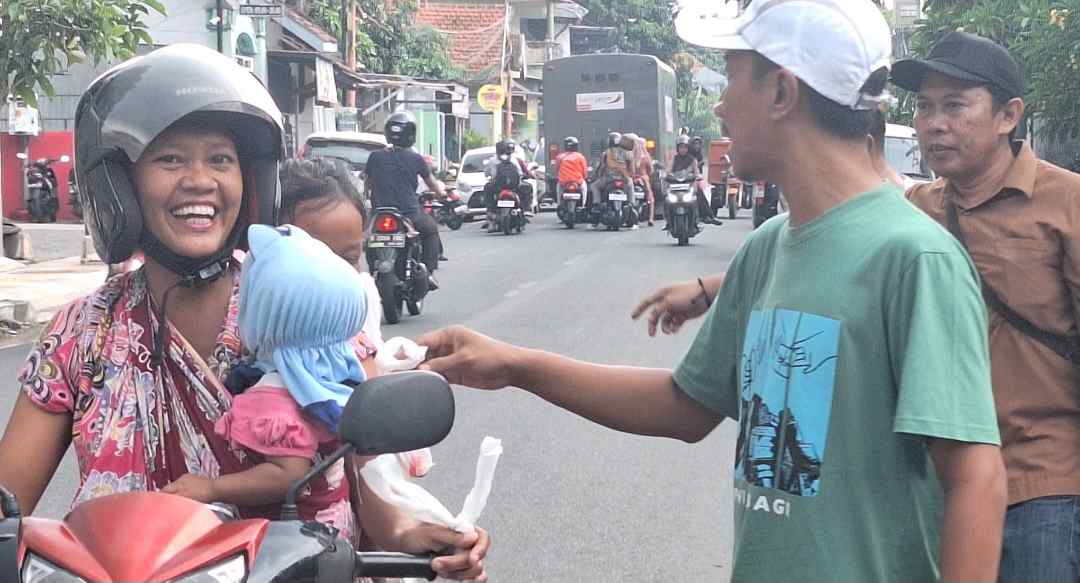 Jumat Berkah PWI Mojokerto, Pengguna Jalan Sumringah Terima Nasi Gratis
