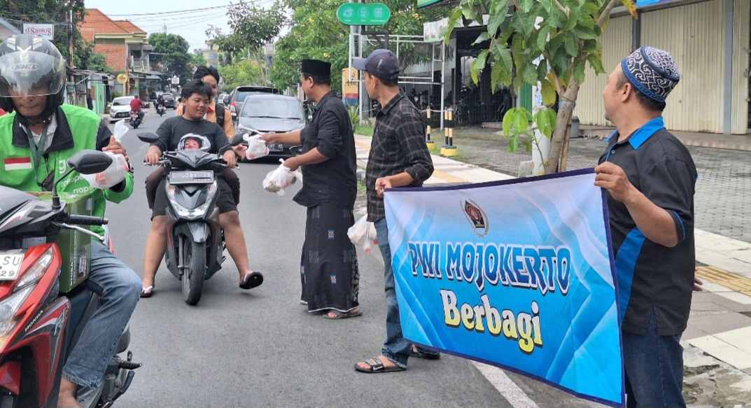PWI Mojokerto Dorong Pemberdayaan Anggota Lewat Pemesanan Nasi Bungkus untuk Program Jumat Berkah