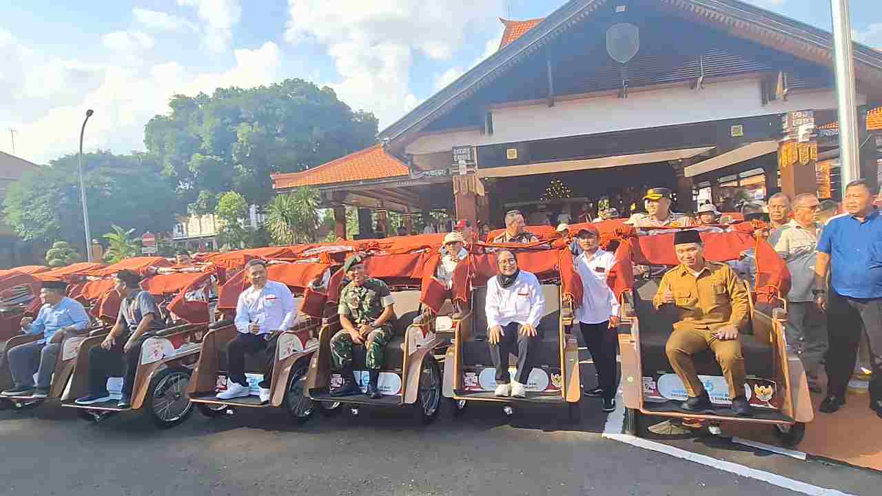 Presiden Prabowo Salurkan 100 Becak Listrik untuk Penarik Becak Lansia di Mojokerto