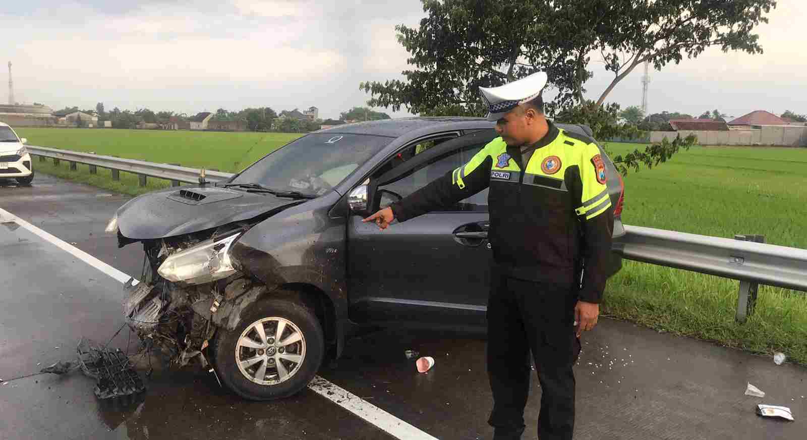 Avanza Tabrak Guardrail di Tol Jombang–Mojokerto, Diduga Aquaplaning