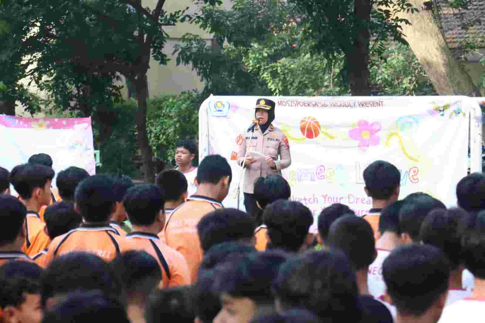 Waka Polres Mojokerto Kota Ajak Pelajar SMAN 1 Taat Hukum Lewat Program Police Goes to School