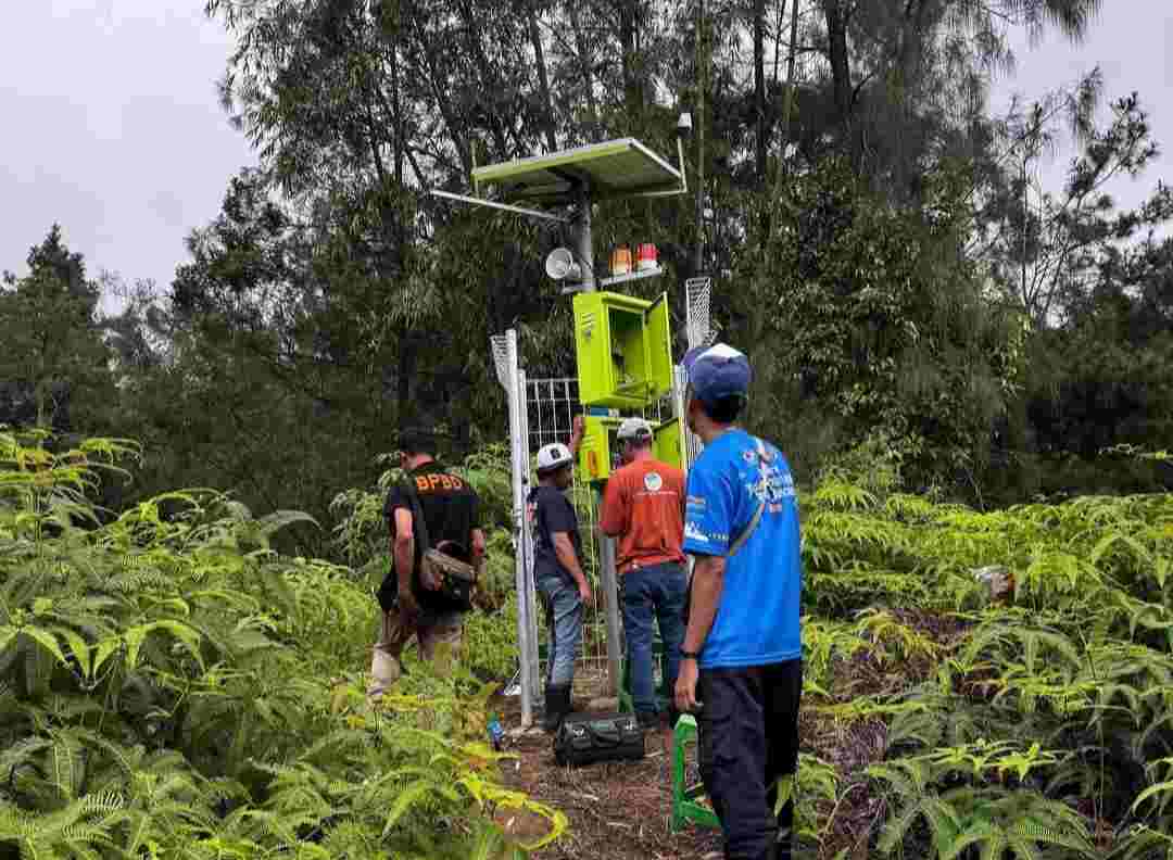 BPBD Mojokerto Pasang Sistem Peringatan Dini di Jalur Cangar–Pacet Pasca Dua Longsor Beruntun