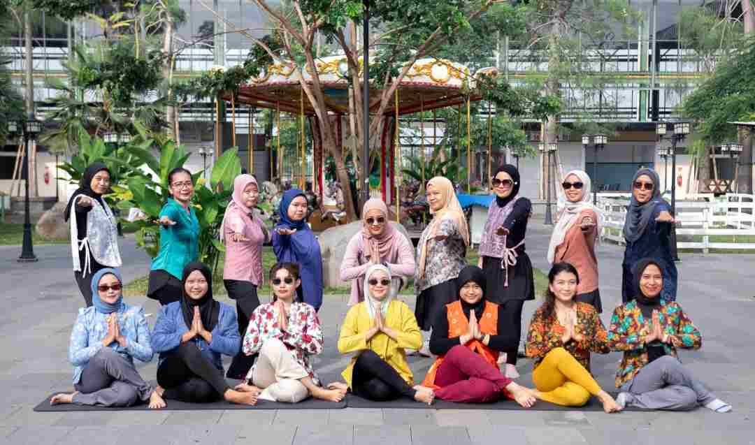 Yoga-In Mojokerto Peringati Hari Ibu Lewat Kelas Yoga Vinyasa Flow Berkebaya