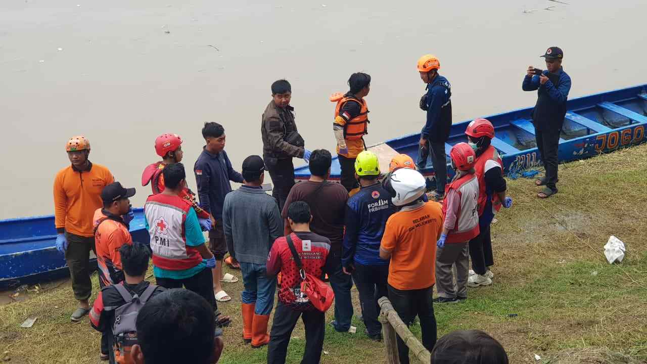 Mayat Perempuan Tanpa Identitas Ditemukan di Sungai Brantas Mojokerto